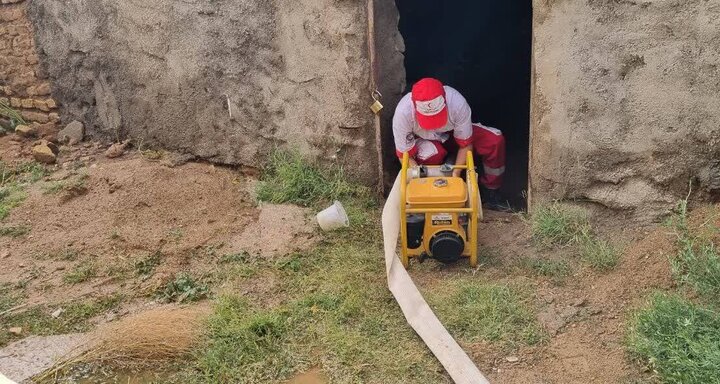 امدادگران هلال احمر ۶ ابهری گرفتار در سیل را نجات دادند|ابهر من